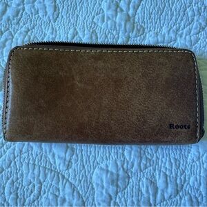 Roots Vintage Tribe Leather Zip-Around Clutch Wallet – Tan Distressed Leather